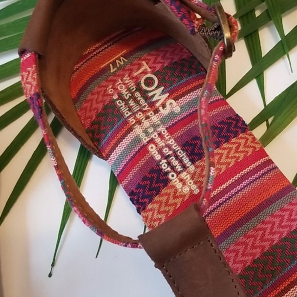 Toms T thing multi colored sandals size 7,, very comfy, smoke free, make a offer - Picture 2 of 11